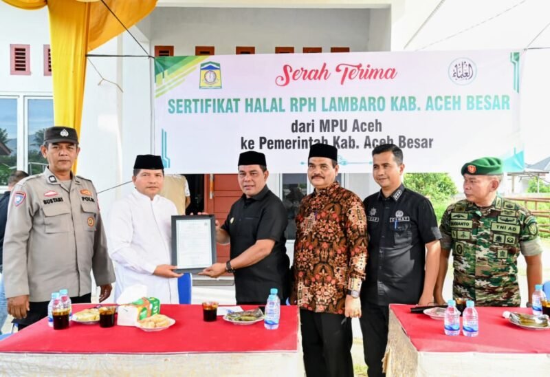 Bupati Aceh Besar, H Muharram Idris menerima Sertifikat Halal dari Ketua MPU Aceh Tgk H Faisal Ali dalam acara Launching Sertifikat Halal Rumah Potong Hewan Lambaro, Kecamatan Ingin Jaya, Aceh Besar, Jumat (31/10/2025). FOTO/MC ACEH BESAR