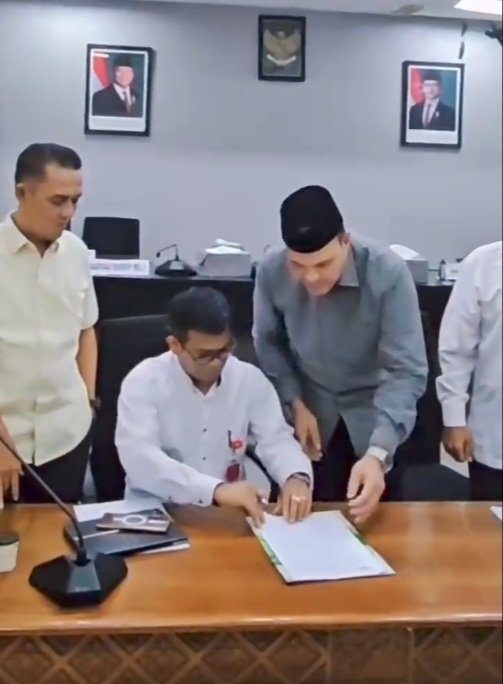 Komisi VII DPRA bahkan telah menyerahkan hasil pembahasan tersebut secara resmi kepada Pemerintah Aceh melalui Biro Hukum Setda Aceh, Jumat, (24/10/2025).