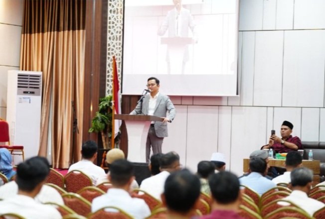 Akademisi UIN Ar-Raniry, Reza Idria, dalam kegiatan Sharing Season bersama jajaran Dinas Pendidikan Aceh, Jumat (24/10), yang turut dihadiri Plt. Kepala Disdik Aceh, Murthalamuddin, S.Pd., MSP.