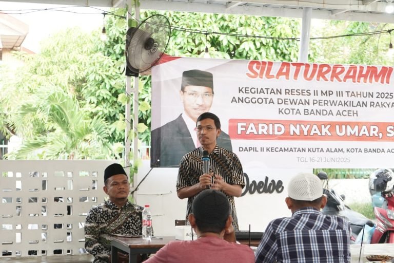 Farid Nyak Umar, saat bertemu dengan perwakilan anak muda dan perempuan warga Kecamatan Kuta Alam, Sabtu (21/6/2025)