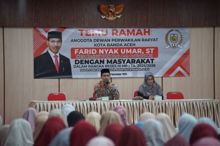 Farid Nyak Umar dalam kegiatan Reses yang dipusatkan di Aula Bapelkes Aceh, Gampong Laksana Kecamatan Kuta Alam, Banda Aceh, pada Kamis (18/09/2025).