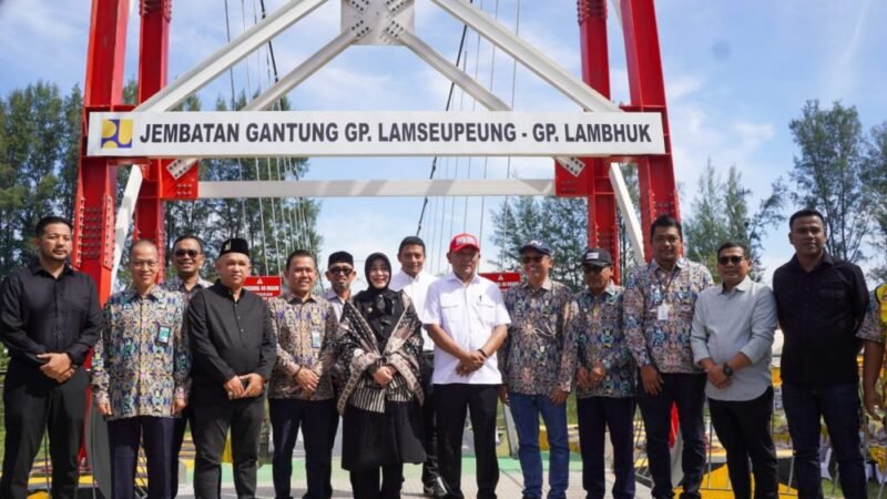 Illiza Sa’aduddin Djamal mengajak warga untuk saling menjaga jembatan gantung penghubung Gampong Lamseupeung dengan Gampong Lambhuk yang telah dibangun tersebut.Hal ini disampaikan saat memberi sambutan pada rangkaian kegiatan Syukuran Jembatan Gantung Gampong Lamseupeung-Gampong Lambhuk di Gampong Lamseupeung, Rabu (08/10/2025).