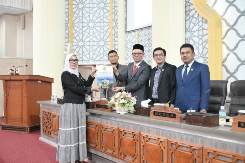 Anggota DPRK Banda Aceh, Syarifah Munira saat membacakan pandangan fraksi Golkar-PKB-PPP, dalam siding paripurna pandangan fraksi Rancangan Qanun Tentang Pemberian Insentif Dan Kemudahan Penanaman Modal, Kamis (9/10/2025)