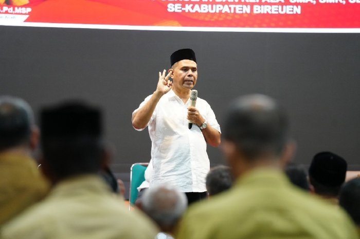 Plh. Murthalamuddin, S.Pd., MSP, kunjungan kerja dan pertemuan dengan jajaran Cabang Dinas Pendidikan Bireuen, pengawas sekolah, serta para kepala SMA, SMK, dan SLB se-Kabupaten Bireuen di Aula Kampus Al-Muslim, Senin (27/10/2025).