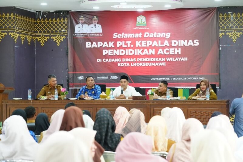 Plh.Murthalamuddin, S.Pd., MSP, berbicara tegas di hadapan para Kepala SMA, SMK, dan SLB se-Kota Lhokseumawe dan Aceh Utara, Selasa, (28/10/2025)