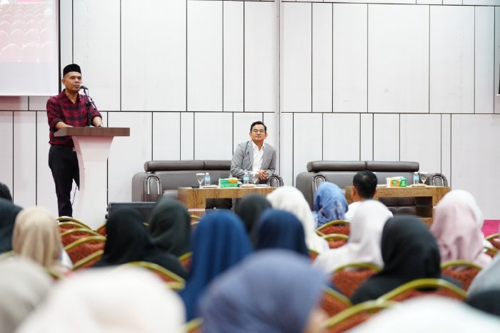 Plt. Kepala Dinas Pendidikan Aceh, Murthalamuddin, S.Pd., MSP, saat membuka kegiatan Sharing Season bersama akademisi Harvard University di Aula Disdik Aceh, Jumat (24/10/2025).