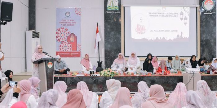 Ketua DWP Aceh, Ny. Malahayati M. Nasir, dalam sambutannya menyampaikan rasa syukur dan harapan agar peringatan Maulid tidak sekadar menjadi seremonial tahunan, melainkan menjadi momentum untuk memperdalam keteladanan Rasulullah SAW dalam kehidupan sehari-hari, Rabu (15/10/2025).