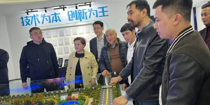 Gubernur Aceh Muzakir Manaf (Mualem) beserta rombongan melakukan kunjungan kerja lapangan ke salah satu peternakan telur terbesar di Provinsi Henan, Tiongkok, Selasa (14/10/2025).