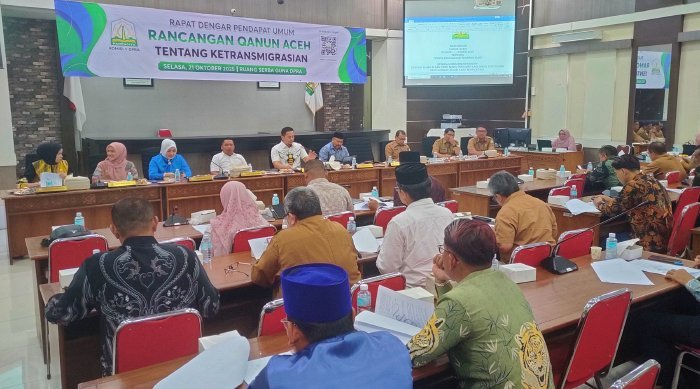 Komisi V menyelenggarakan Rapat Dengar Pendapat Umum (RDPU) terhadap Rancangan Qanun Aceh tentang Penyelenggaraan Transmigrasi di ruang Serba Guna DPRA, Selasa (21/10/2025).