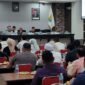 DPR Aceh menyambut kehadiran tim Komisi Pemberantasan Korupsi Republik Indonesia (KPK-RI) dalam kegiatan Rapat Koordinasi Terkait Perencanaan dan Penganggaran APBD Bersama DPRA, yang berlangsung di Ruang Serba Guna DPRA, Jumat (24/10/2025).