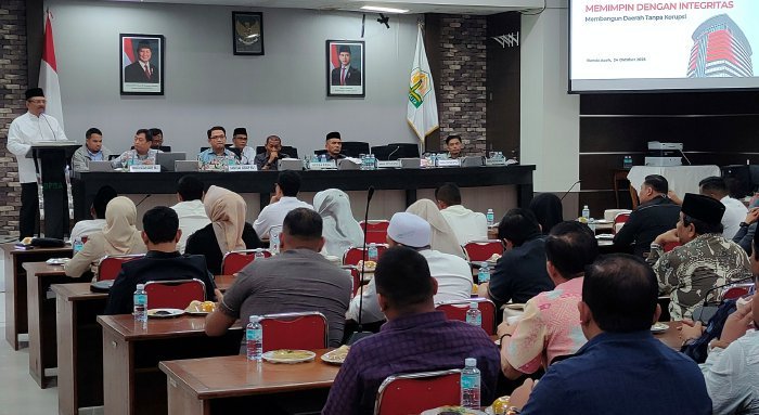 DPR Aceh menyambut kehadiran tim Komisi Pemberantasan Korupsi Republik Indonesia (KPK-RI) dalam kegiatan Rapat Koordinasi Terkait Perencanaan dan Penganggaran APBD Bersama DPRA, yang berlangsung di Ruang Serba Guna DPRA, Jumat (24/10/2025).