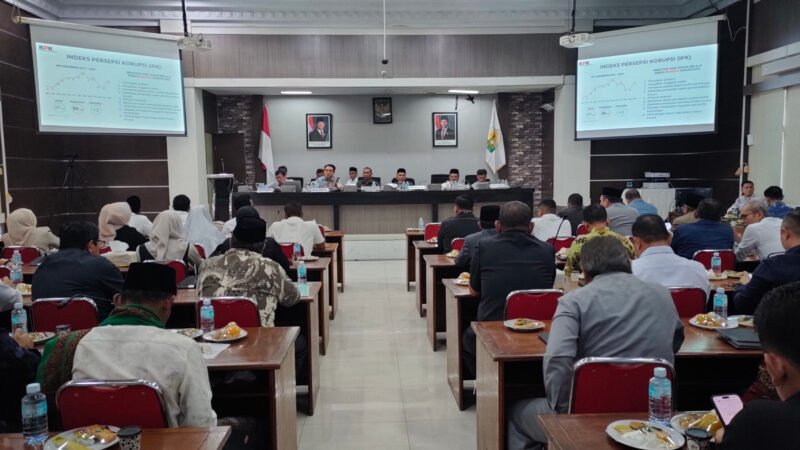 DPRA menyambut kehadiran tim Komisi Pemberantasan Korupsi Republik Indonesia (KPK-RI) dalam kegiatan Rapat Koordinasi Terkait Perencanaan dan Penganggaran APBD Bersama DPRA, yang berlangsung di Ruang Serba Guna DPRA, Jumat (24/10/2025).