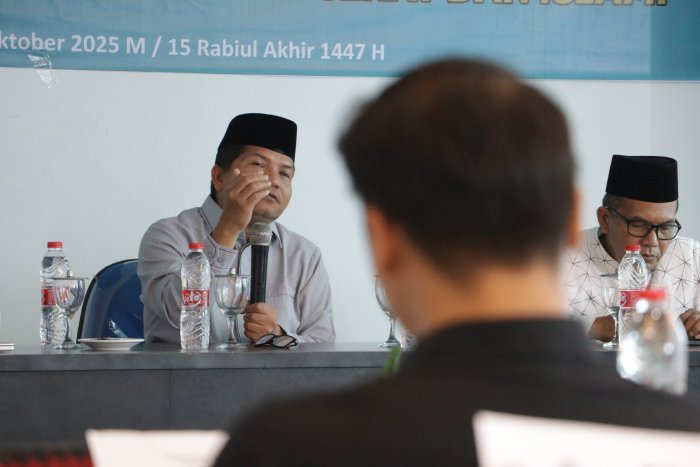 Tgk. H. Faisal Ali menjadi pemateri pada kegiatan Sosialisasi Sertifikasi Produk Halal MPU Aceh yang dilaksanakan di Aula Hotel Arya, Kecamatan Desa Dalam, Kabupaten Aceh Tamiang, Rabu (8/10/2025).