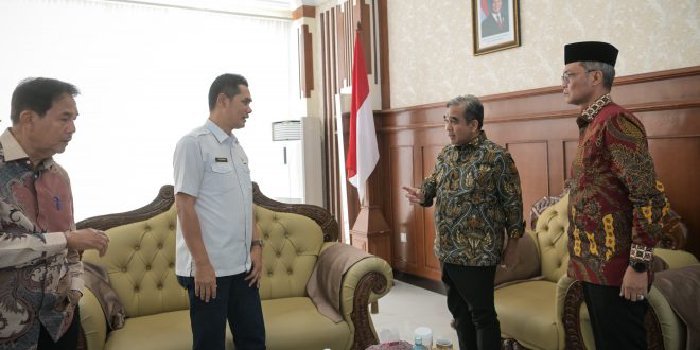 Sekretaris Daerah Aceh, M Nasir, mengantar kepulangan Ketua MPR RI Ahmad Muzani, usai melakukan kunjungan kerja di Aceh, ke Bandara Internasional Sultan Iskandar Muda, pada Rabu, (15/10/2025).