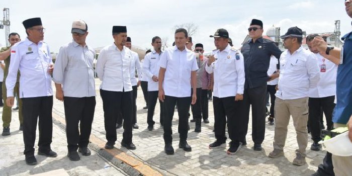H.Fadhlullah, didampingi Bupati Pidie Jaya Sibral Malasyi, meninjau progres persiapan arena dan venue MTQ Aceh jelang tiga hari lagi pembukaan, di kawasan Perkantoran Bupati Pidie Jaya, Meureudu, pada Rabu, (29/10/2025).
