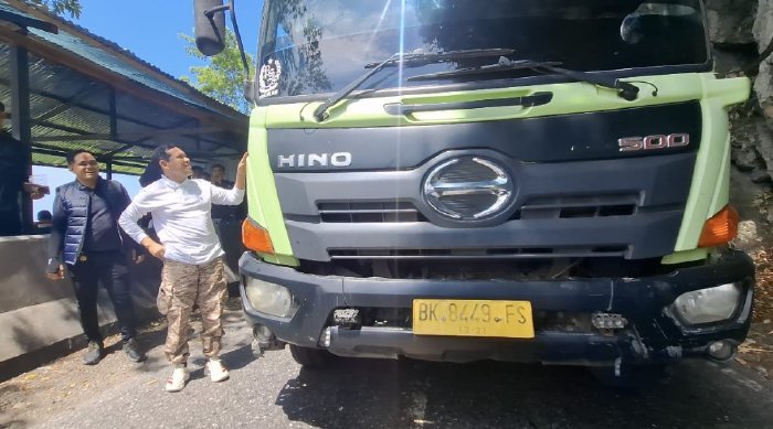 Wakil Gubernur Aceh Fadhlullah, menyapa supir truk berpelat luar Aceh yang melintas di puncak Gunung Gurutee, pada Sabtu, (4/10/2025).