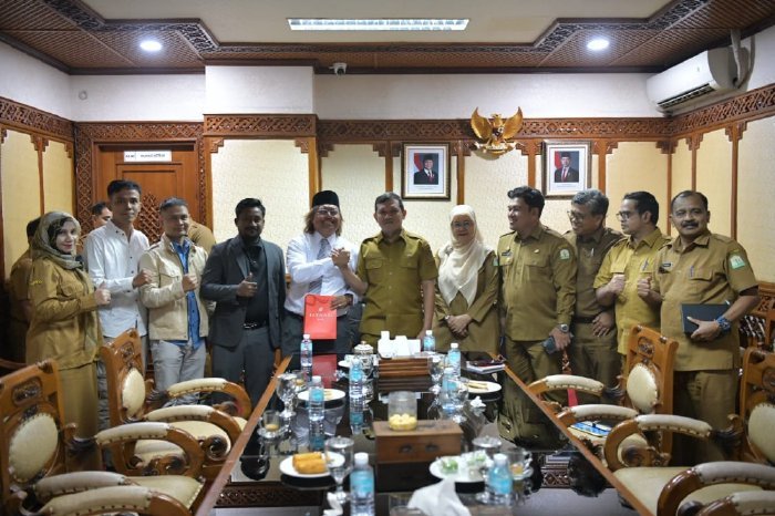 H. Fadhlullah, SE, menerima kunjungan Dewan Perniagaan Serumpun Malaysia-Aceh, Indonesia (DPSMAI) di ruang rapat Wakil Gubernur Aceh, Senin (6/10/2025).