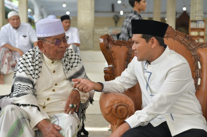 H. Fadhlullah, S.E., didampingi Kepala Biro Administrasi Pimpinan Setda Aceh, Akkar Arafat, bersama rombongan, berkunjung ke kediaman Almarhumah Ummi Hj. Ainal Mardhiah binti Ahmad, istri tercinta dari Tgk. H. Sofyan Mahdi (Abon Arongan) di Dayah Tauthiatuth Thullab (DTB), Samalanga, Kabupaten Bireuen, pada Selasa (07/10/2025).