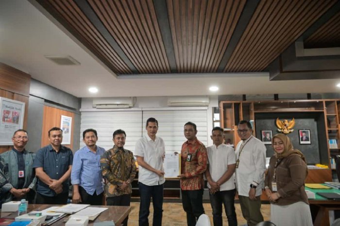 Sekretaris Daerah Aceh M Nasir, saat menggelar pertemuan dengan pimpinan perbankan dan BUMD guna membahas persiapan acara tersebut, di ruang kerjanya di Kantor Gubernur Aceh, pada Jumat, (24/10/2025).