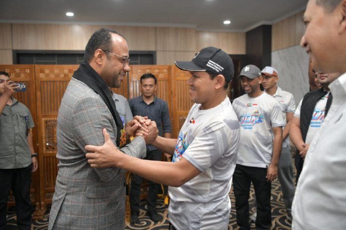 Wakil Gubernur Aceh, Fadhlullah, S.E., menyambut kedatangan Duta Besar Uni Emirat Arab (UEA) untuk Republik Indonesia, H.E. Abdulla Salem Aldhaheri, di ruang VIP Bandara Internasional Sultan Iskandar Muda, Blang Bintang, Minggu, (26/10/2025).