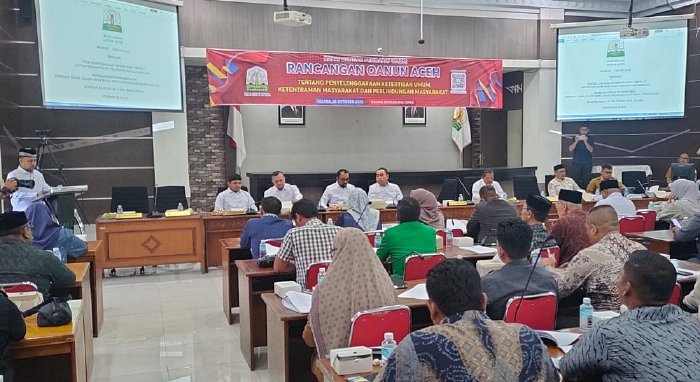 DPR Aceh menggelar Rapat Dengar Pendapat Umum (RDPU) terhadap Rancangan Qanun Aceh tentang Penyelenggaraan Ketertiban Umum, Ketenteraman dan Pelindungan Masyarakat di Ruang Serba Guna DPRA, Senin (28/10/2025).