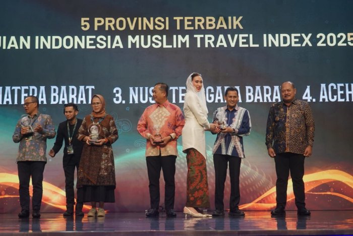 Asisten II Sekda Aceh, Zulkifli, menyampaikan rasa syukur atas capaian tersebut.

“Kita bersyukur Aceh kembali meraih penghargaan nasional melalui IMTI 2025, dengan menempati peringkat ke-4 terbaik nasional dan mendapat pengakuan khusus sebagai daerah yang memimpin pengembangan wisata berbasis syariah,” ujarnya di sela acara yang berlangsung di Jakarta International Expo (JIExpo), Kamis (9/10/2025).