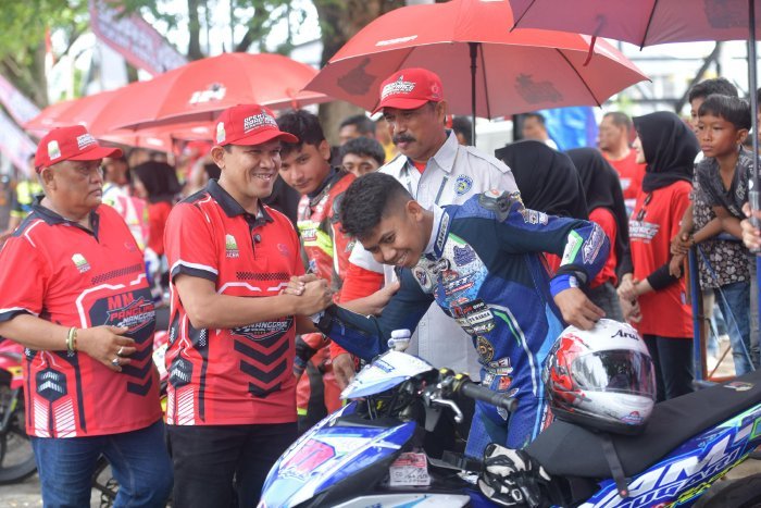 Wakil Gubernur Aceh, Fadhlullah, membuka open turnamen road race Pemerintah Aceh yang digelar di komplek Stadion Harapan Bangsa Lhong Raya, pada Minggu, (19/10/2025).