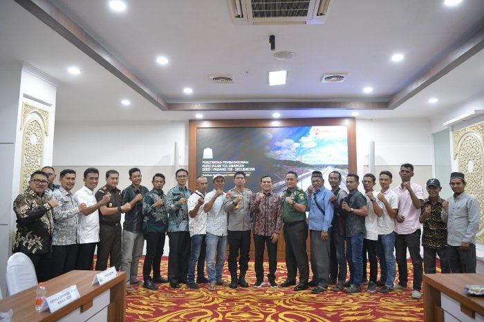 H. Fadhlullah, memimpin rapat percepatan pembangunan jalan tol seksi 1 Padang Tiji–Seulimeum yang berlangsung di Ruang Potensi Daerah Kantor Gubernur Aceh, Kamis, 30/10/2025.