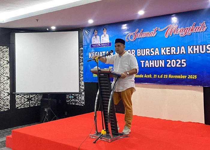Plt. Kepala Dinas Pendidikan Aceh, Murthalamuddin, S.Pd., M.SP., secara resmi membuka Rapat Koordinasi Bursa Kerja Khusus (BKK) SMK Tahun 2025 yang berlangsung di Banda Aceh pada Jumat malam, (21/11/2025), hal ini sebagai upaya memperkuat sinergi dunia pendidikan dan ketenagakerjaan.