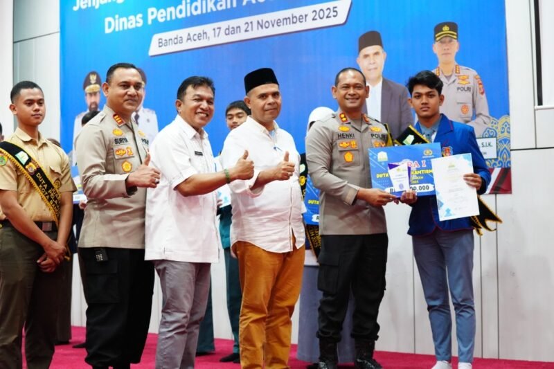 Plt. Kepala Dinas Pendidikan Aceh, Murthalamuddin, S.Pd., M.SP,   memberikan sambutan pada Seleksi Duta Kamtibmas Tingkat SMA/SMK se-Kota Banda Aceh Tahun 2025, Jumat, (21/11/2025) di Aula Dinas Pendidikan Aceh.