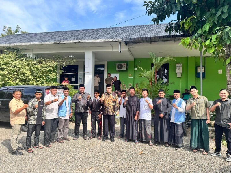 Anggota DPRA Pang Ucok, mengunjungi kafilah Aceh Timur di Lokasi Pemondokan Pante Geulima Masjid Tuha, Kecamatan Meureudu, Aceh Jaya, Jumat (7/11/2025).