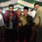 Bupati Aceh Besar H Muharram Idris (Syech Muharram) berdialog dengan Gubernur Aceh Muzakir Manaf (Mualem), pada gala dinner pembukaan MTQ XXXVII tingkat Provinsi Aceh tahun 2025, di halaman Kantor Bupati Pidie Jaya, Sabtu (1/11/2025) malam. FOTO/ MC ACEH BESAR