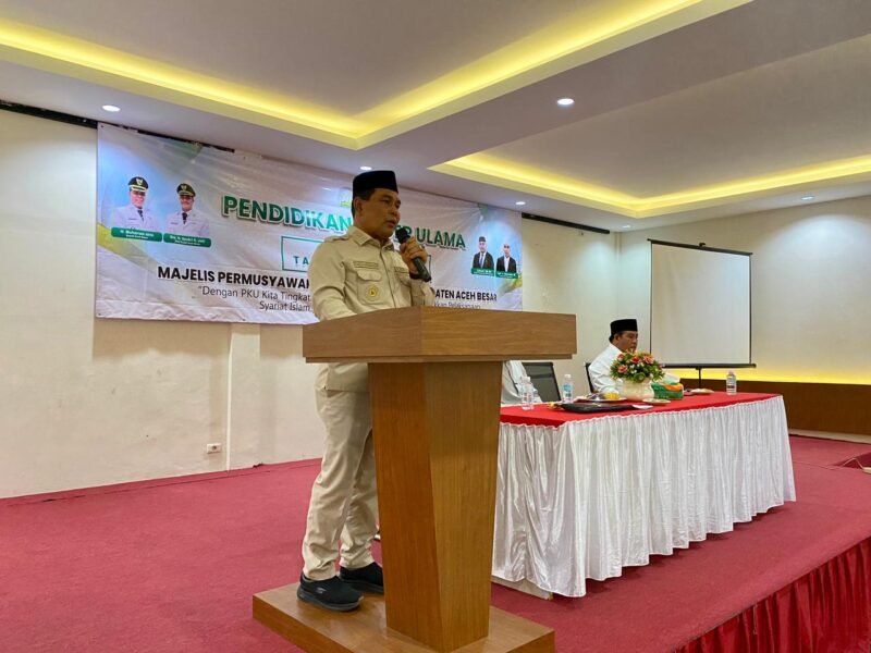 Bupati Aceh Besar, H. Muharram Idris menyampaikan sambutan sekaligus membuka Pendidikan Kader Ulama (PKU) Tahun 2025 M / 1447 H yang diselenggarakan oleh Majelis Permusyawaratan Ulama (MPU) Kabupaten Aceh Besar, di Hotel Madinatul Zahara, Kecamatan Darul Imarah, Kabupaten Aceh Besar, Senin (3/11/2025).
FOTO/ MC ACEH BESAR