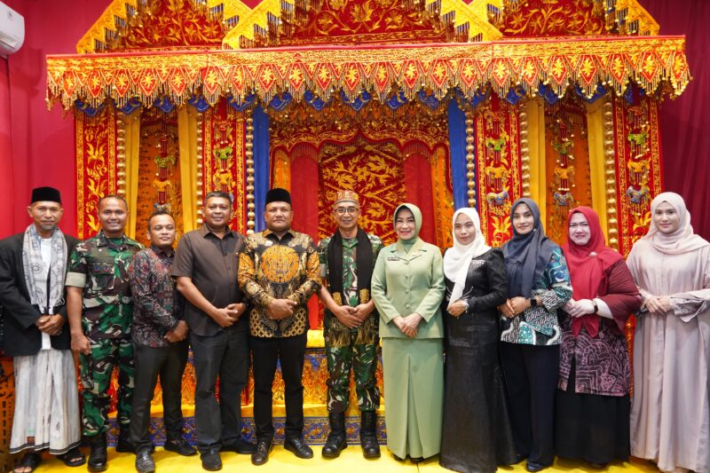 Mayor Jenderal TNI Joko Hadi Susilo, S.I.P., didampingi Ketua Persit Kartika Chandra Kirana Daerah Iskandar Muda, Ny. Tri Joko Hadi Susilo, melaksanakan kunjungan silaturahmi ke Pendopo Bupati Bireuen dan bertemu langsung dengan Bupati Bireuen, H. Mukhlis, S.T., pada Senin (3/11/2025).