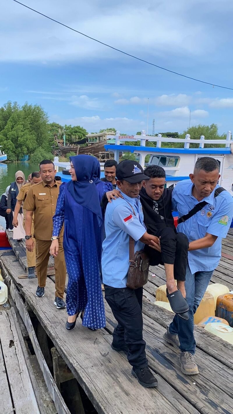 Ny. Marlina Muzakir, yang secara langsung menjemput seorang remaja penderita lumpuh layu asal Pulo Aceh, Rahmad Akbar AB (19), di Dermaga Kapal Lampulo, Banda Aceh, Selasa (4/11/2025).