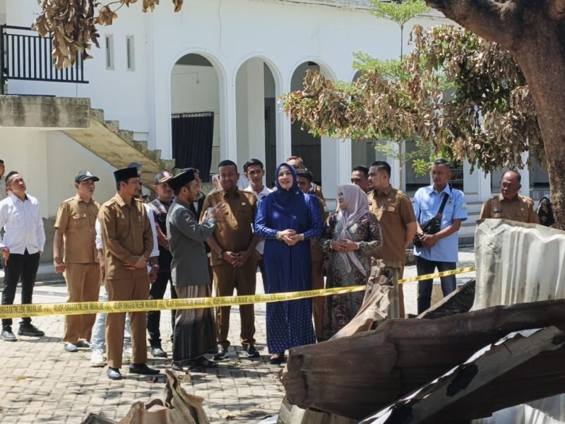 Ny. Marlina Muzakir, yang turun langsung menyerahkan bantuan sosial bagi Pondok Pesantren Babul Maghfirah di Desa Cot Keueng, (4/11/2025) 