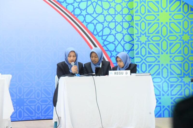 Tim Fahmil Qur'an Putri asal Kafilah Aceh Besar menjawab soal yang diajukan para hakim, di Aula Kantor Bappeda Pidie Jaya, Selasa (4/11/2025). FOTO/ MC ACEH BESAR