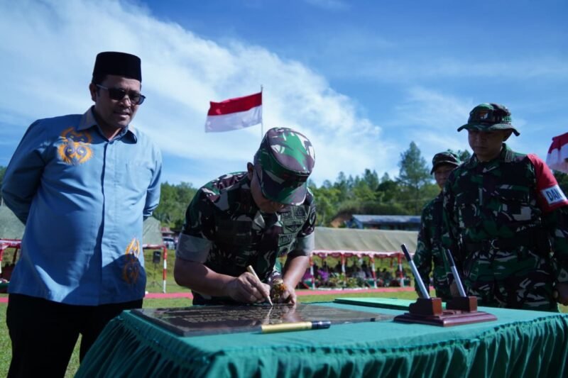 Mayor Jenderal TNI Joko Hadi Susilo, S.I.P.,Upacara penutupan yang berlangsung di Lapangan Sepak Bola Desa Kute Keramil, Kecamatan Linge, Kabupaten Aceh Tengah, Kamis (6/11/2025),