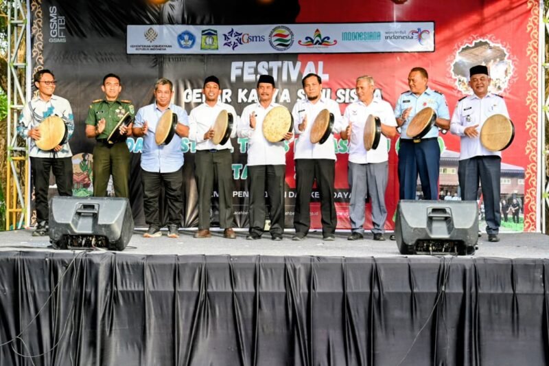 Wakil Bupati Aceh Besar Drs H Syukri A Jalil foto bersama seusai buka acara Festival Tunas Bahasa Ibu (FTBI) di halaman Kantor Camat Blang Bintang, Aceh Besar, Rabu (05/11/2025). FOTO/MC ACEH BESAR