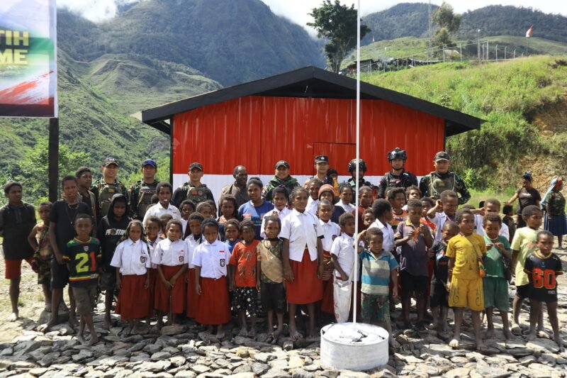 Batalyon Infanteri 112/Dharma Jaya dalam mendukung pembangunan wilayah binaan mencapai puncaknya dengan peresmian Aula Merah Putih Serbaguna di Kampung Jigobak Distrik Tinggi Nambut Kabupaten Puncak Jaya Provinsi Papua Tengah, Rabu(5/11/2025).