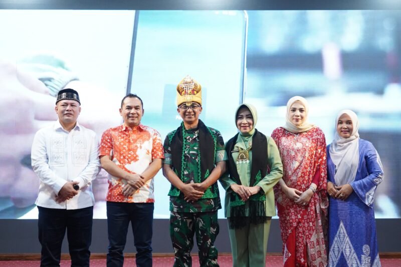 Mayor Jenderal TNI Joko Hadi Susilo melaksanakan kunjungan silaturahmi dengan Bupati Aceh Utara, H. Ismail A. Jalil, S.H., M.M., dan Wali Kota Lhokseumawe, Dr. Sayuti Abubakar, S.H., M.H., di Pendopo Bupati Aceh Utara, Jumat (07/11/2025).