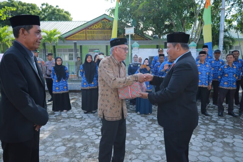 Sekretaris Daerah (Sekda) Kabupaten Aceh Besar, Bahrul Jamil, SSos, MSi, menyerahkan bingkisan kepada ahli waris saat ziarah ke Makam Panglima Teuku Nyak Makam di Gampong Lamnga, Aceh Besar, Minggu (9/11/2025). FOTO/MC ACEH BESAR