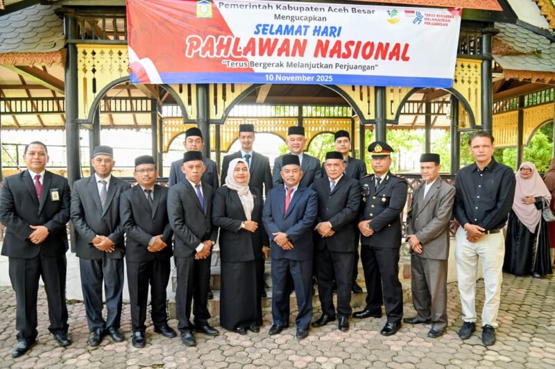 Asisten II Sekdakab Aceh Besar H. M Ali S.Sos MSi, sebgai Inspektur Upacara dalam rangka Peringatan Hari Pahlawan Nasional di Makam Pahlawan T. Nyak Arief, Gampong Meunasah Papeun, Kecamatan Krueng Barona Jaya, Aceh Besar, Minggu (09/11/2025). FOTO/MC ACEH BESAR