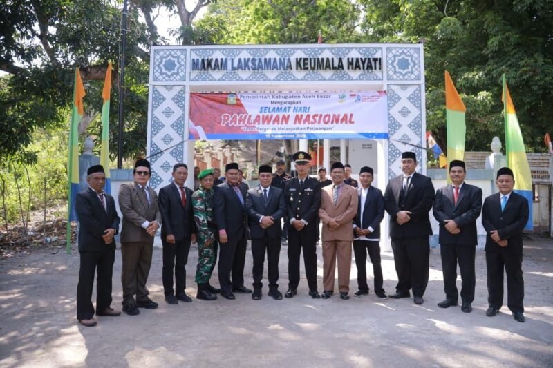 Bupati Aceh Besar H. Muharram Idris sebagai inspektur upacara dalam rangka peringatan Hari Pahlawan Nasional di Makam Pahlawan Nasional Laksamana Malahayati Gampong Lamreh, Mesjid Raya, Kabupaten Aceh Besar, Minggu (9/11/2025) FOTO/ PROKOPIM PEMKAB ACEH BESAR