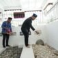 Ketua DPRK Aceh Besar Abdul Mucthi melakukan tabur bunga di Makam Pahlawan Nasional Tgk Chik Di Tiro di Kecamatan Indrapuri , Aceh Besar, Minggu (9/11/2025) pagi.
FOTO/MC ACEH BESAR
