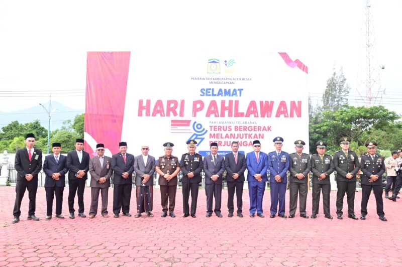 Wakil Bupati Aceh Besar H Syukri A Jalil bersama Forkopimda foto bersama usai Peringatan Hari Pahlawan Nasional dan sekaligus peringatan Hari Kesehatan Nasional (HKN) ke-61 tahun 2025 yang mengusung tema “Generasi Sehat, Masa Depan Hebat”, bertempat di halaman Kantor Bupati Aceh Besar, Senin (10/11/2025). FOTO/MC ACEH BESAR