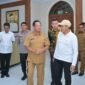 Wakil Gubernur Aceh, H. Fadhlullah SE, didampingi pimpinan Forkopimda Aceh menyambut kedatangan Menteri Dalam Negeri Republik Indonesia, Muhammad Tito Karnavian, di Bandara Internasional Sultan Iskandar Muda (SIM), Aceh Besar, Selasa (11/11/2025).