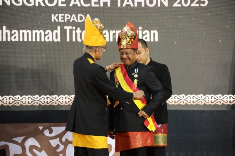 Mendagri Muhammad Tito Karnavian menerima gelar kehormatan “Petua Panglima Hukom” dari Lembaga Wali Nanggroe Aceh, Aceh Besar, Rabu (12/11/2025).