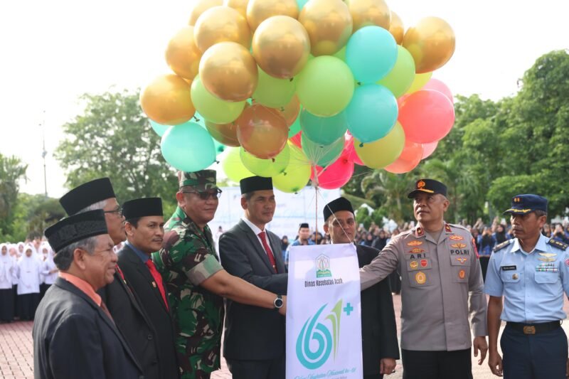 Sekretaris Daerah Aceh, M. Nasir, S.IP., MPA., menjadi inspektur upacara pada peringatan Hari Kesehatan Nasional (HKN) ke-61 Tahun 2025 di halaman depan Kantor Gubernur Aceh, Rabu (12/11/2025)