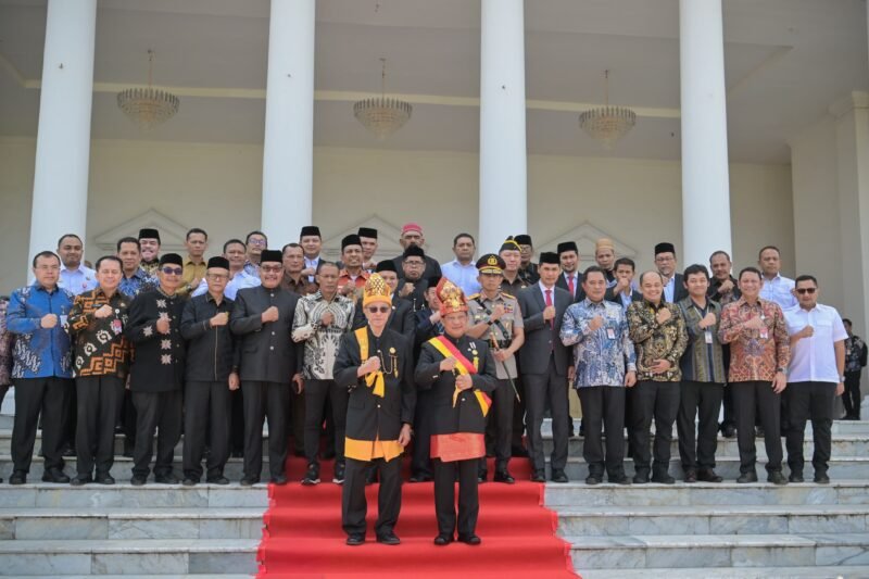 Wakil Gubernur Aceh, Fadhlullah,SE menghadiri pemberian gelar kehormatan Wali Nanggroe kepada, Prof, Dr. H, Tito Karnavian, Ph, D. Di komplek Wali Nanggroe Aceh, Lampenerut Aceh Besar,12/11/2025